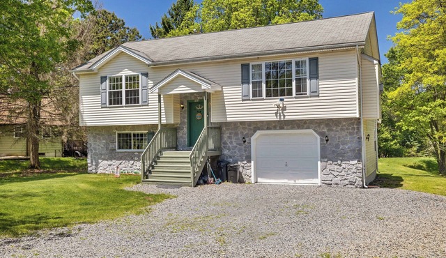 FAMILY HOME , PETS FRIENDLY, HOT TUB, FIREPIT, 2 KAYAKS, 2 BLOCKS TO MAIN LAKE