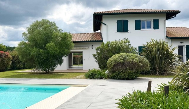 FAMILY HOME POOL HOUSE BETWEEN SEA AND MOUNTAINS