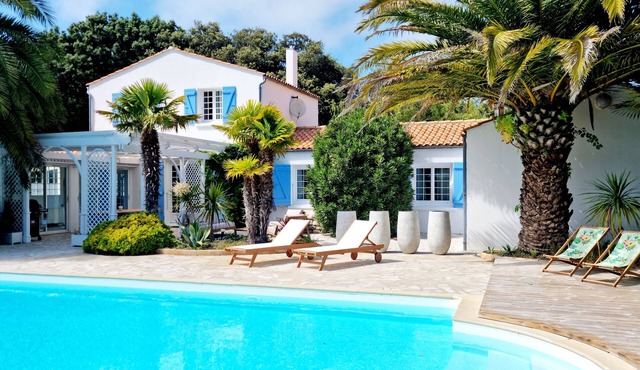Family home sleeps 10, Swimming pool, Jacuzzi, Petanque, Gym.
