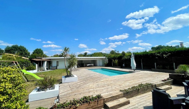 Family home - Sleeps 10 - Heated pool - Air conditioning