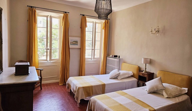 Family home, sleeps 8, terrace with panoramic view in Porquerolles