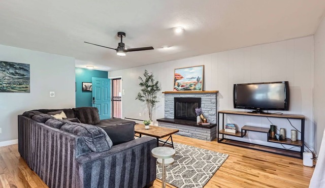 Family Home | Sleeps 10| Near Mountains