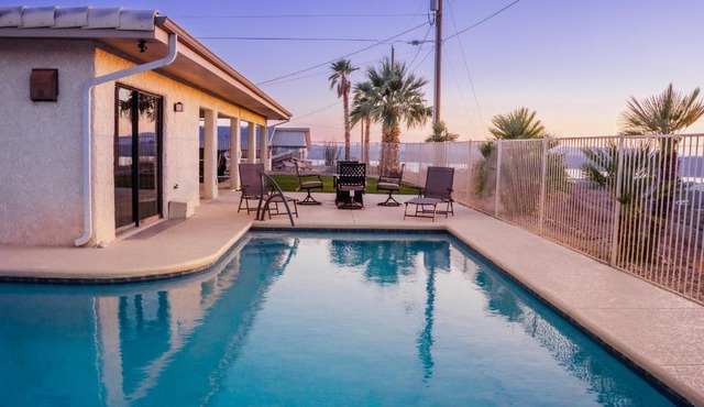 Family Home! VIEWS - Pool - Pool Table - Boat Garage - Sleep 16 - Fire Pit