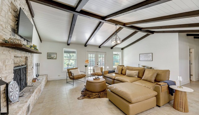 Family Home w/Covered Patio & Grill in La Grange