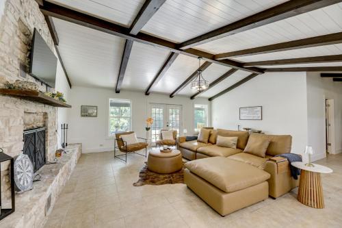 Family Home w/Covered Patio & Grill in La Grange