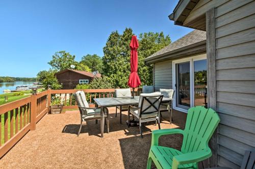 Family Home w/Deck, Yard, Dock on Rock River