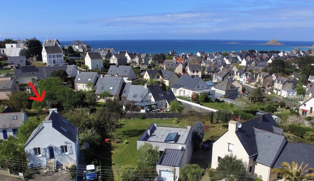 FAMILY HOME WITH ENCLOSED GARDEN IN A QUIET LOCATION: 7 MINUTES' WALK FROM THE BEACH & THE GR34