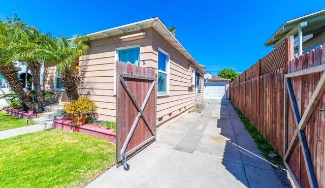 Family Home W/Game Room, Close to DT Long Beach :)