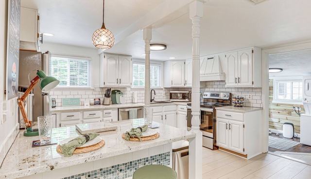 Family Home w/Hot Tub: 1/2 Mi to Lake Milton