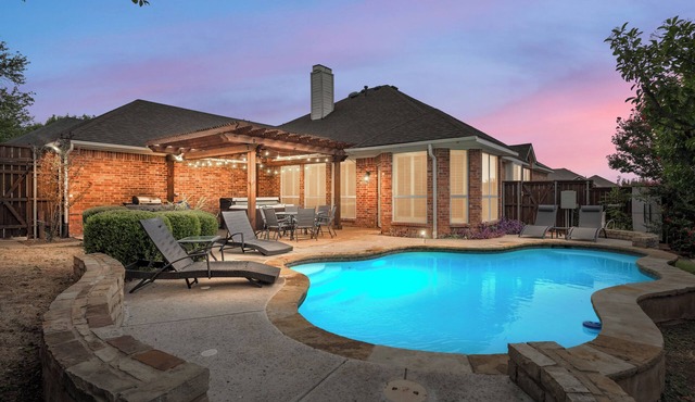 Family Home w/Pool & Hot Tub + Huge Gameroom