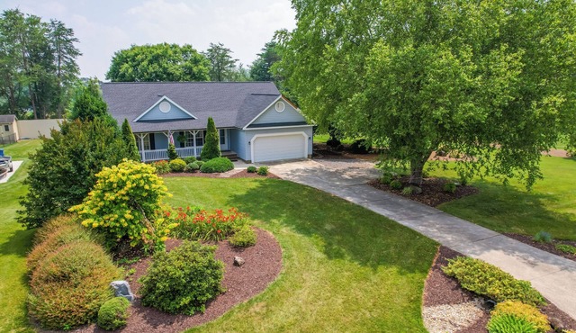 Family Home w/Pool ~ 11 Mi to Greensboro