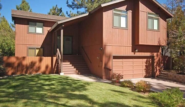 Family Home with Pool Table, Upgraded Kitchen -Minutes to Beach - Midtown Location