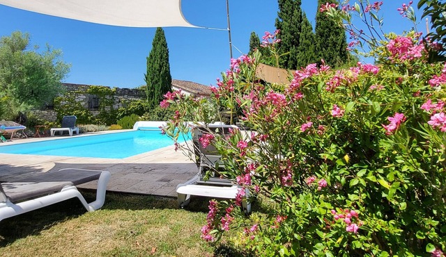 Family home with heated pool and garden, dogs welcome, sleeps 9