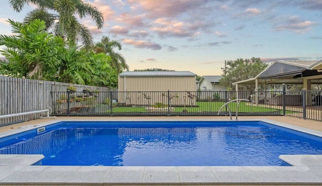 Family Home With Pool In Mount Louisa