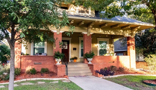 Family home with fenced yard 6 minutes to the Silos
