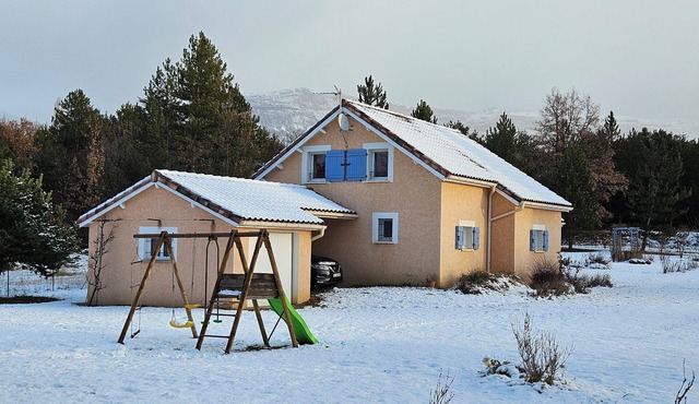 Family home with river access and large lot, pets welcome