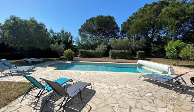 Family home with private pool, fenced garden, 500 meters from the beach.