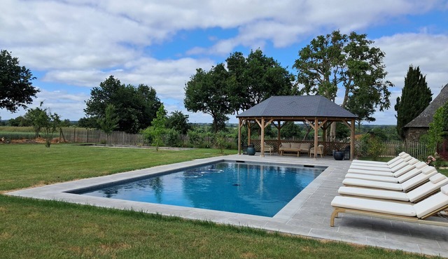 Family home with swimming pool and Jacuzzi in the heart of nature.