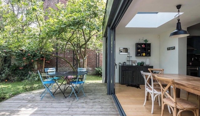 Family home with garden, 50m from the metro. Exceptional charm and calm.