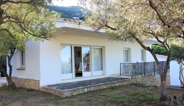 Family home with garden and sea view in Llançà