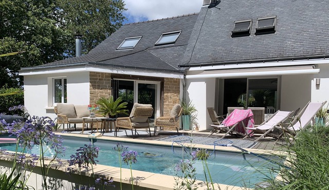 Family home with heated pool and Jacuzzi near the Golfe beaches