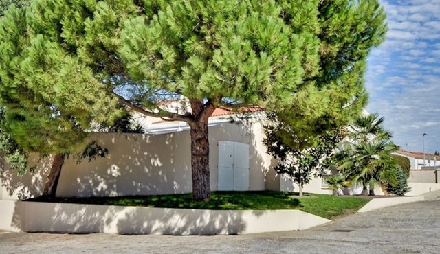 Family home with heated pool and garden