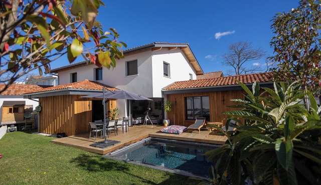 Family home with heated pool - Ocean, golf, tennis & shops nearby.