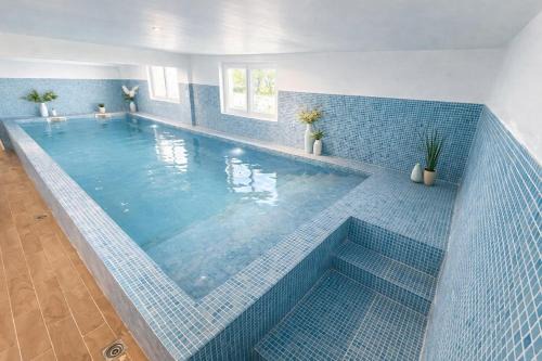 Family home with indoor pool & spa sleeps 22