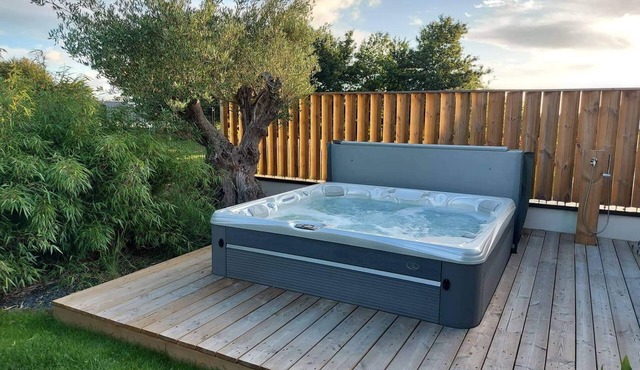 Family home with jacuzzi next to the Gulf of Morbihan