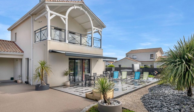 Family home with jacuzzi for 6