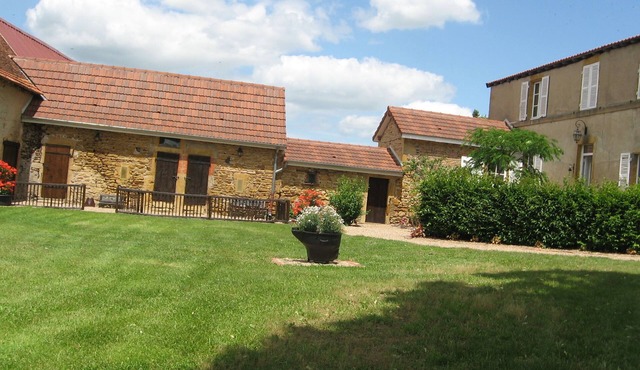 Family home with many dépendances on 8000 m² of closed garden/14 people