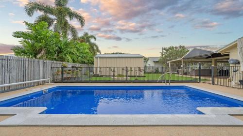 Family Home With Pool In Mount Louisa