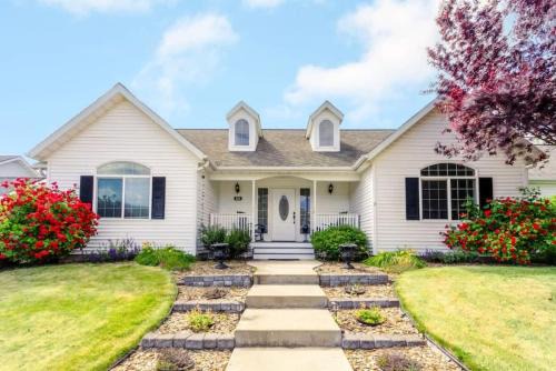 Family Home With Pool Table - Fall Weekly Savings