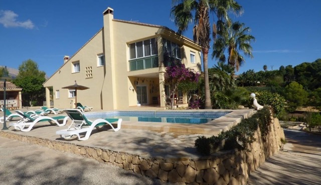 Family Home with private pool - sleeps 10