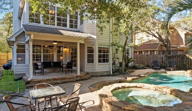 Family home with private pool/spa in heart of The Woodlands TX