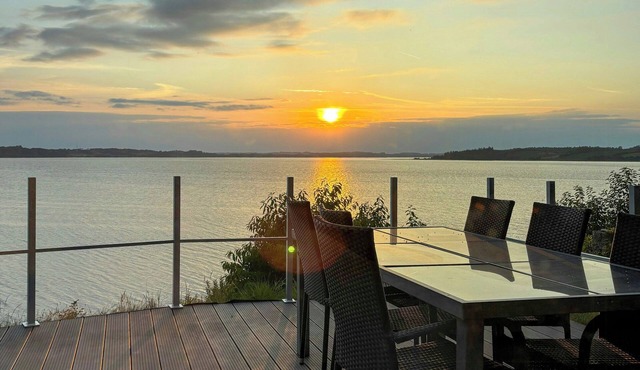 Family home with sunsets at Hjarbæk Fjord