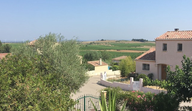 Family home with swimming pool and fenced area. Close to sea and mountains. Dogs allowed