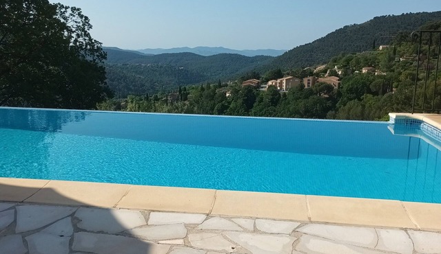 Family home with swimming pool and superb views, between beaches and the Verdon gorges.