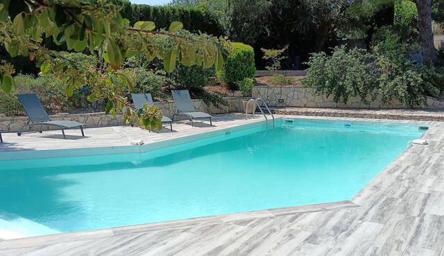 Family home with swimming pool. 15 minutes from the beach and hiking trails