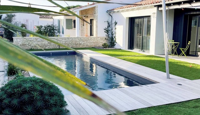 Family home with swimming pool between sea and countryside