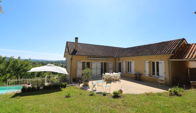 FAMILY HOME WITH VIEW* OVER THE RIVER & CITY CENTER AT SHORT WALKING DISTANCE