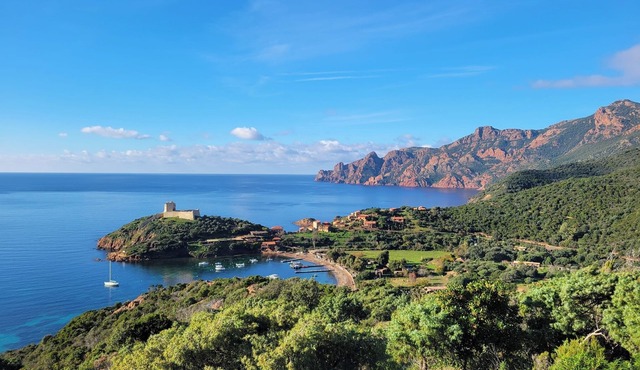 Family home with whirlpool bath, facing the sea.