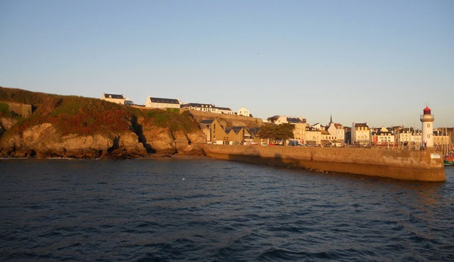 Family home with wooded garden 1km from the beach sleeps 10