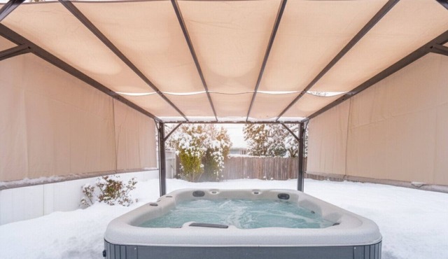 Family Hot Tub| 10 Guests | Foosball + Smart TV