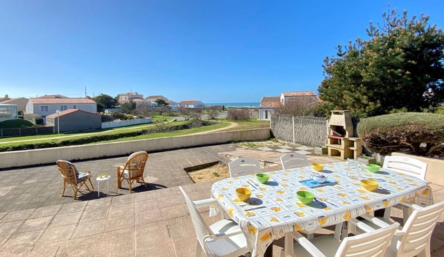 Family house 400m from the beach with 100m² terrace, pets allowed, garage and garden