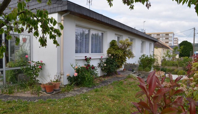 Family house with garden near Rouen center