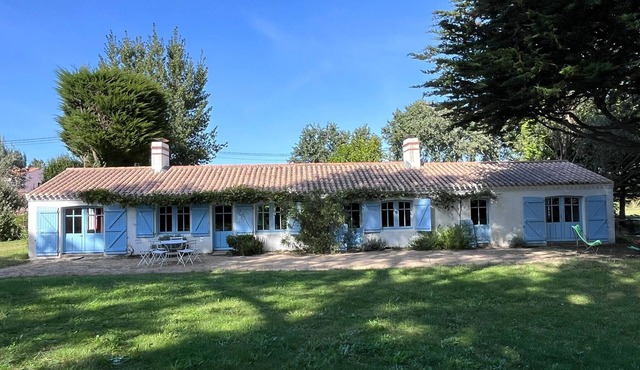 Family house for 15 - 1km from the beach - Garden