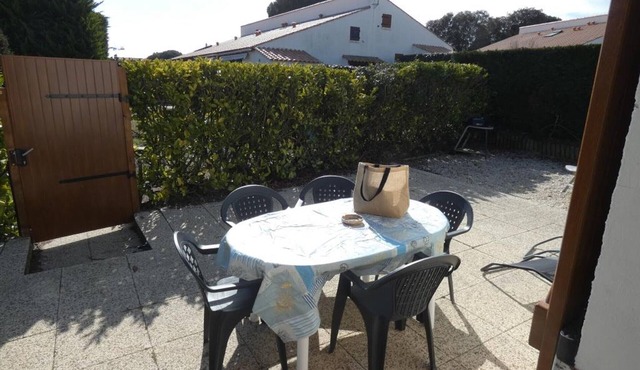 Family house with pool, 5 people, near beach