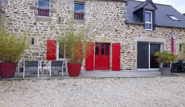 Family house and renovated old bakehouse
