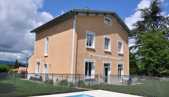 Family house with swimming pool 3 kms from Vieux Lyon, 6 bedrooms, sleeps 10